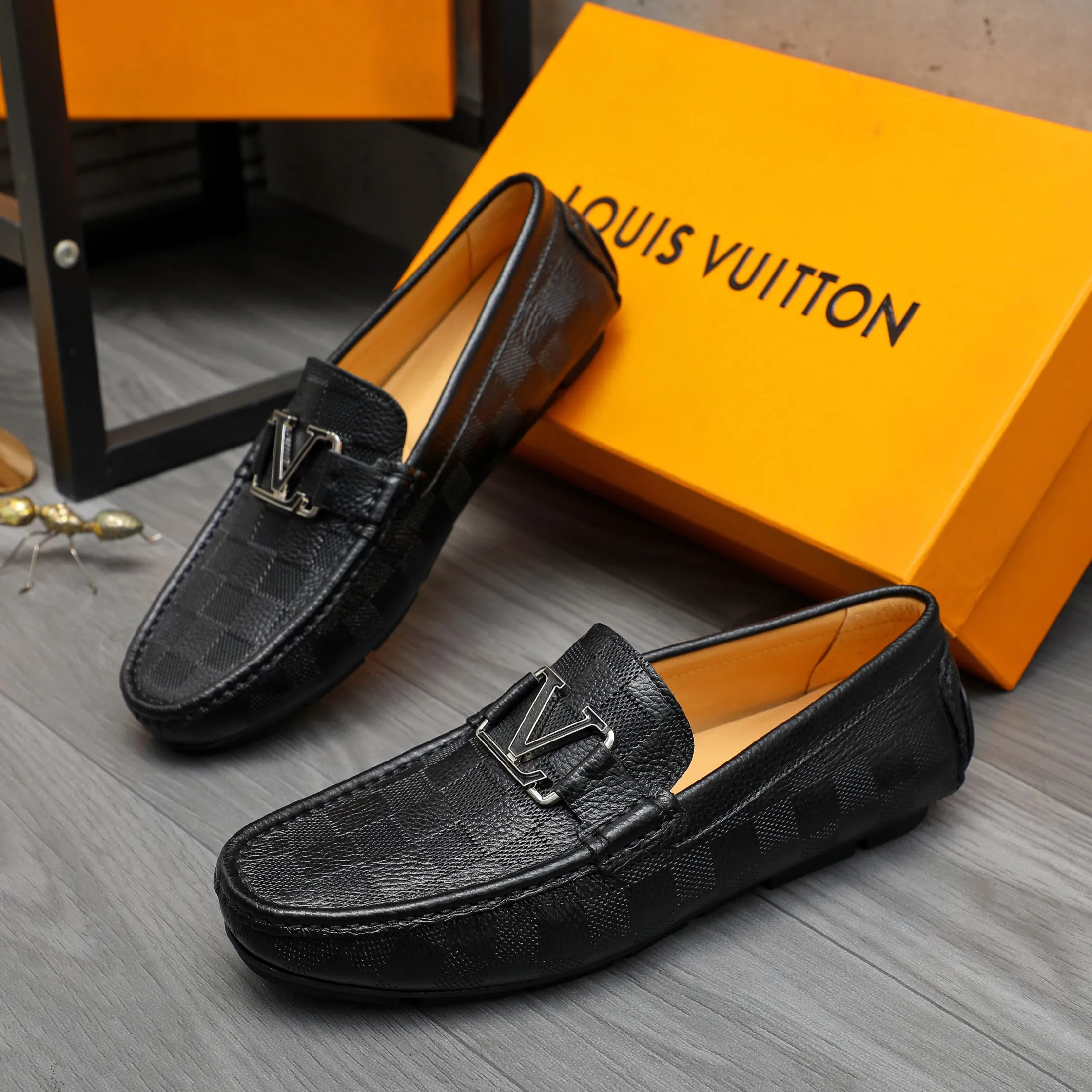 Men's shoes 💰p380 Product trademark: LV "Louis Vuitton" casual slip-on men's shoes Regular size: 38-45 Product materials: Selected classic embossed plaid upper, pigskin lining, rubber outsole